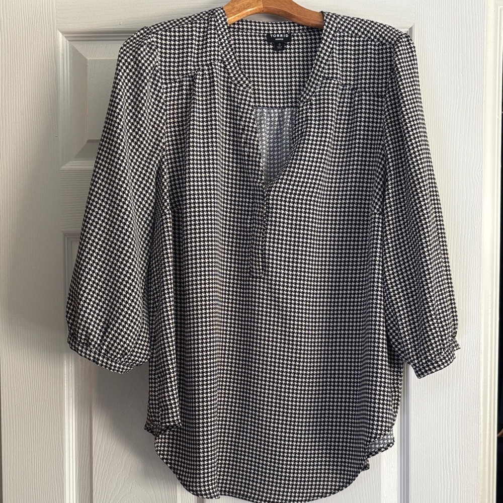 torrid Black & White Houndstooth V-Neck Blouse